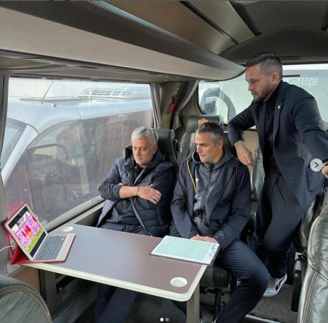 开云登录入口地址-禁赛无妨“大巴战术” 穆里尼奥场外庇佑极限绝杀