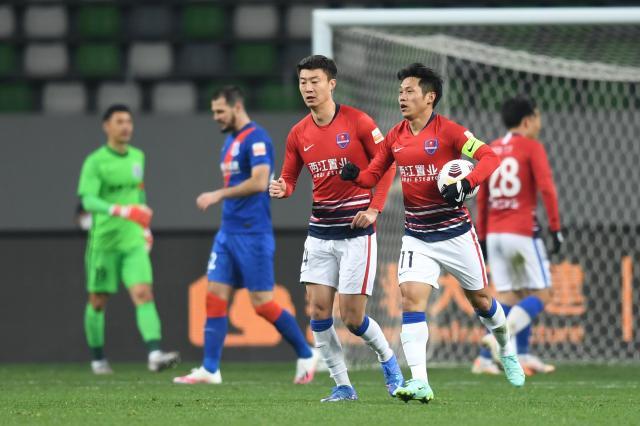 开云体育app-40岁吴庆创中超新纪录 重庆10人大轮换或死磕武汉